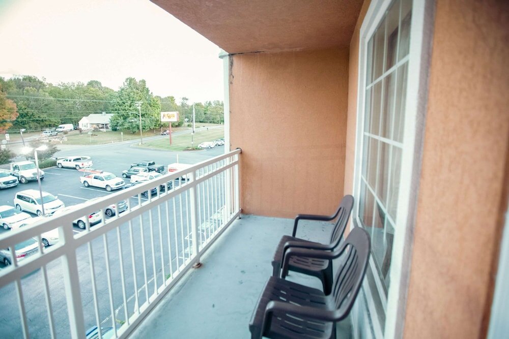 Четырёхместный номер Standard с балконом MainStay Suites Knoxville North I-75