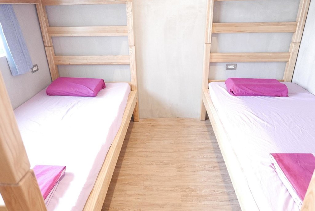 Кровать в общем номере (женский номер) MatchBox Hostel