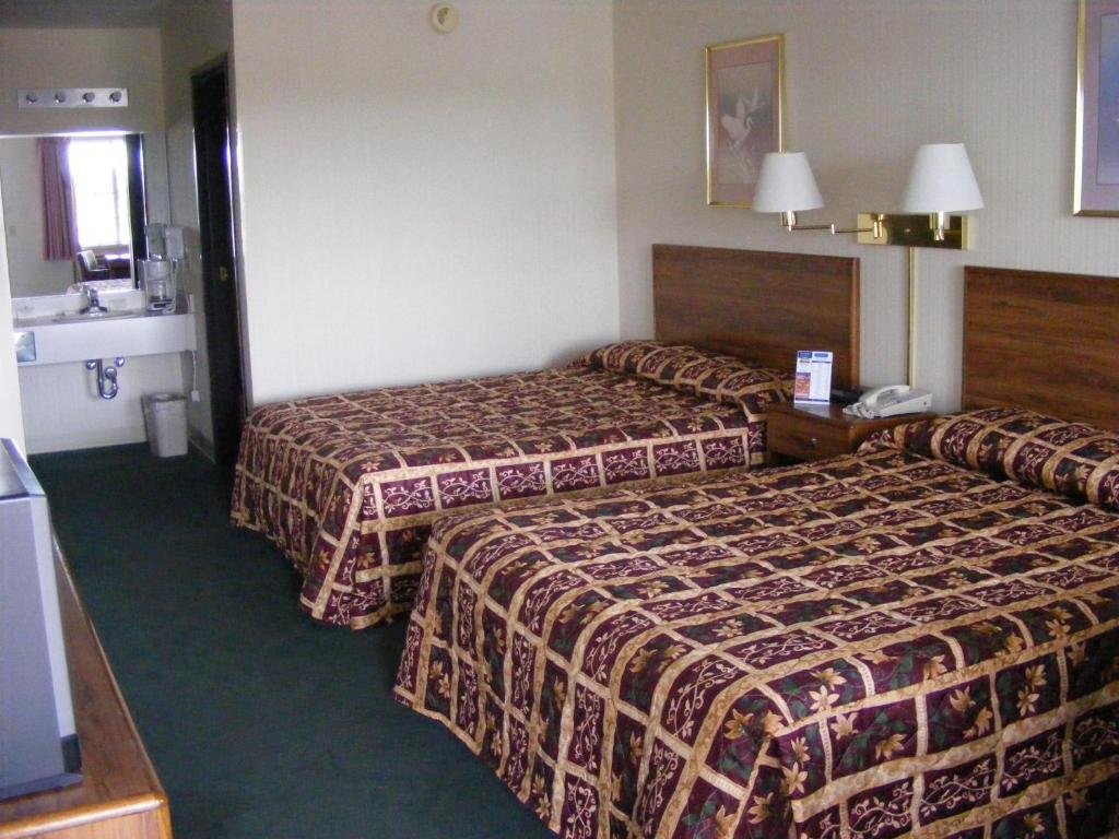 Standard room Great Lakes Inn Mackinaw City