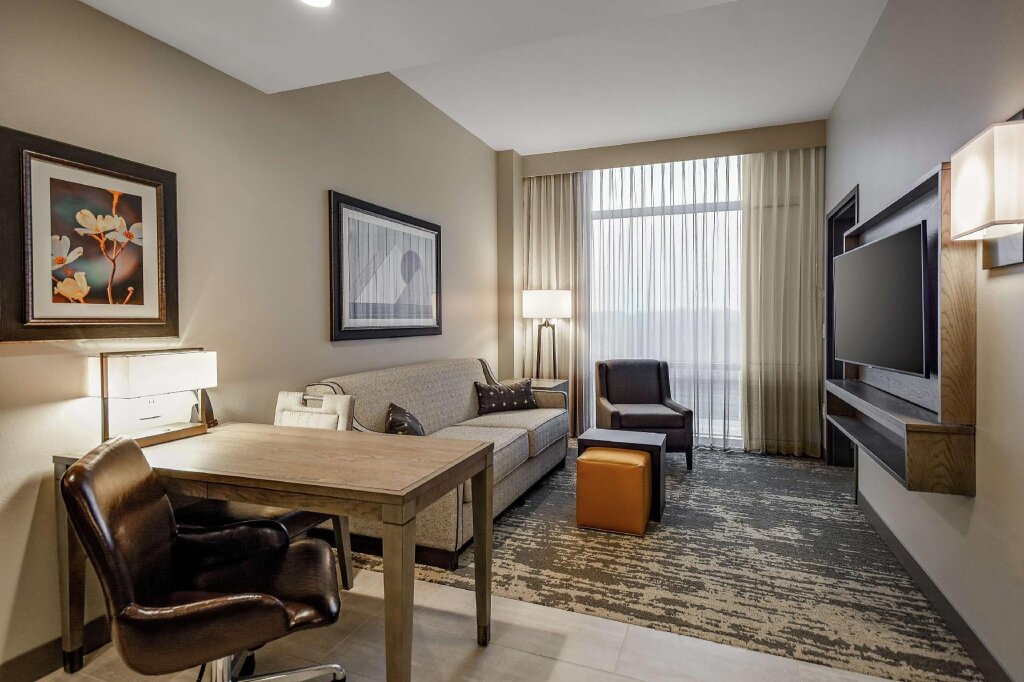 Двухместный люкс с 2 комнатами Embassy Suites by Hilton Jonesboro Red Wolf Convention Center