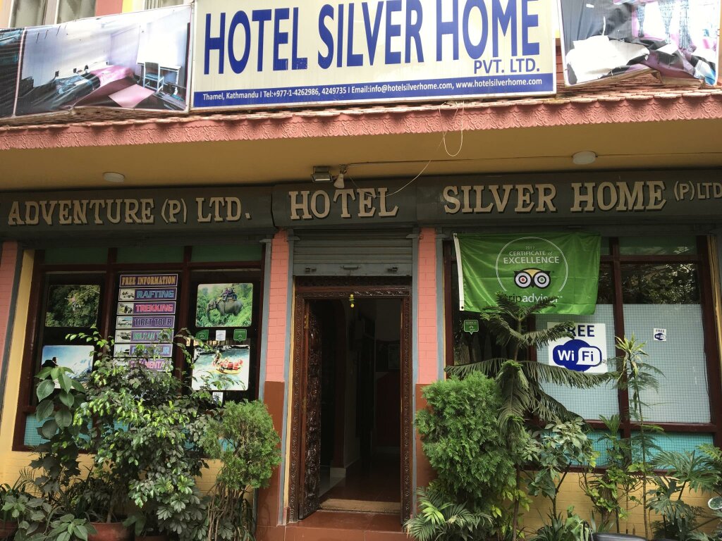 Cama en dormitorio compartido Hotel Silver Home