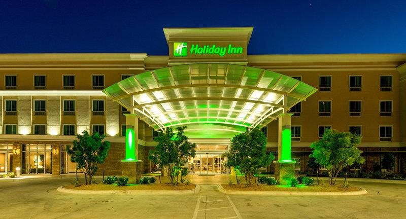 Кровать в общем номере Holiday Inn Austin Airport, an IHG Hotel