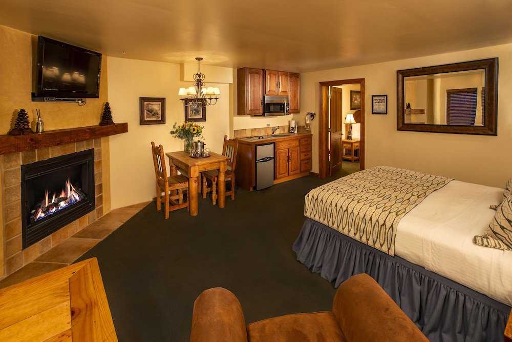 Люкс с 2 комнатами Alpine Village Suites