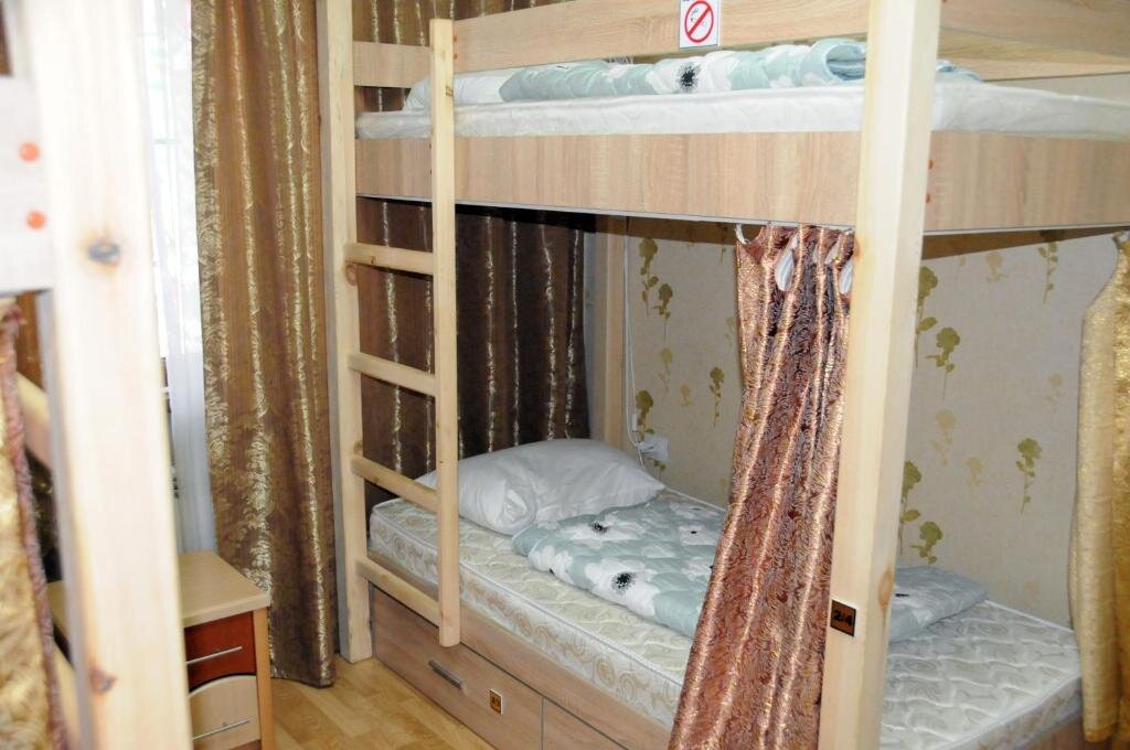 Кровать в общем номере (женский номер) Хостел и апартаменты Art Anor