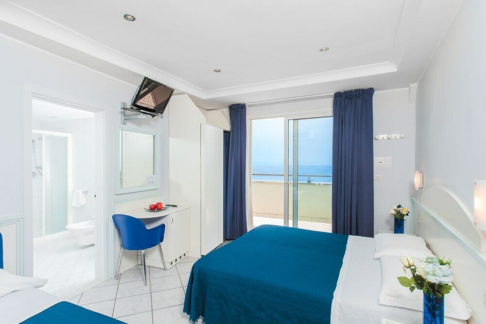 Standard Triple room with sea view Hotel Oriente