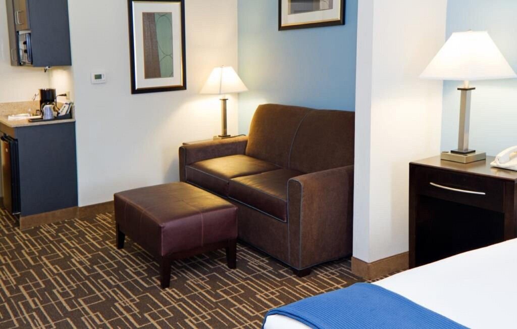 Четырёхместный люкс Holiday Inn Express Hotel & Suites Greenville-Downtown, an IHG Hotel
