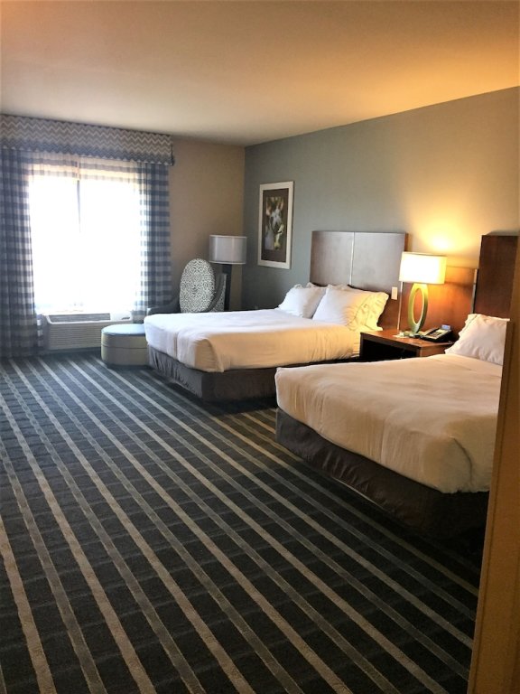 Четырёхместный люкс Holiday Inn Express & Suites Perry-National Fairground Area, an IHG Hotel