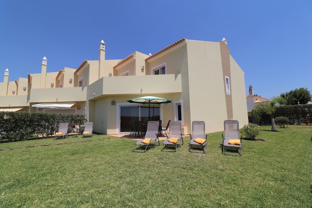 Cottage with balcony 3-bed Townhouse With Pool in Albufeira Balaia