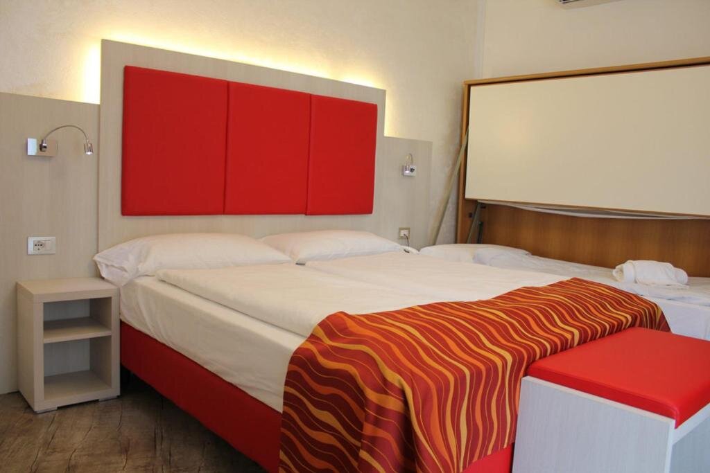 Standard Triple room with balcony and with lake view Hotel Da Tino