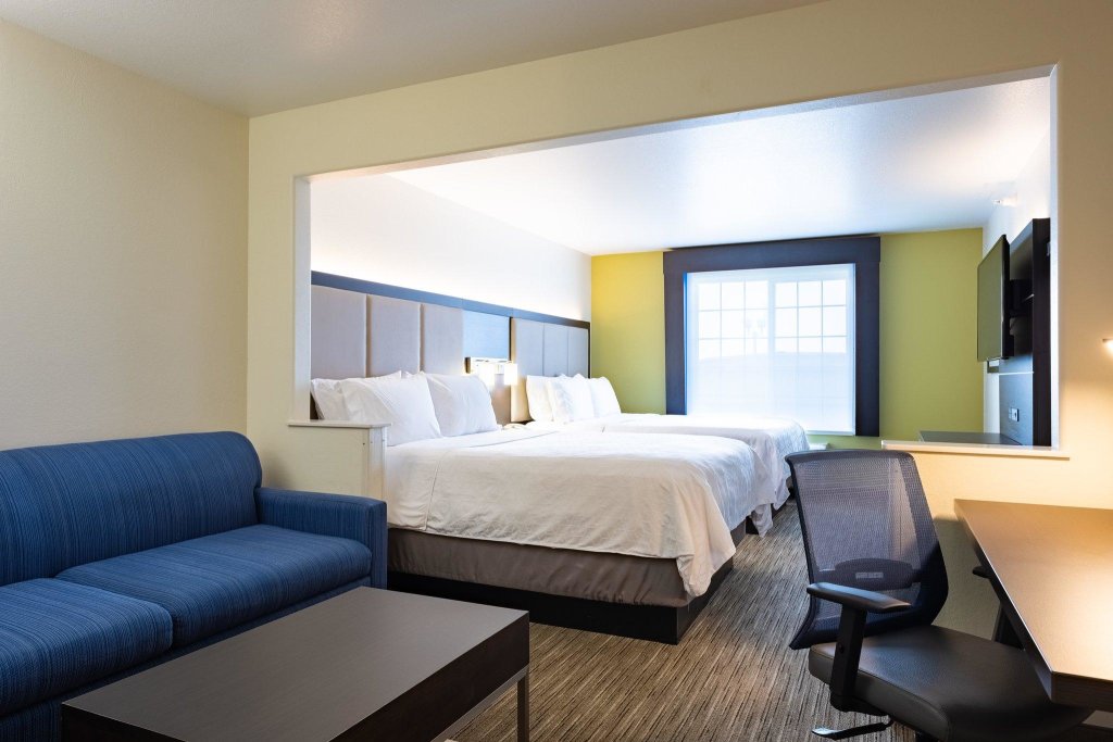 Четырёхместный люкс Holiday Inn Express Hotel & Suites Evanston, an IHG Hotel