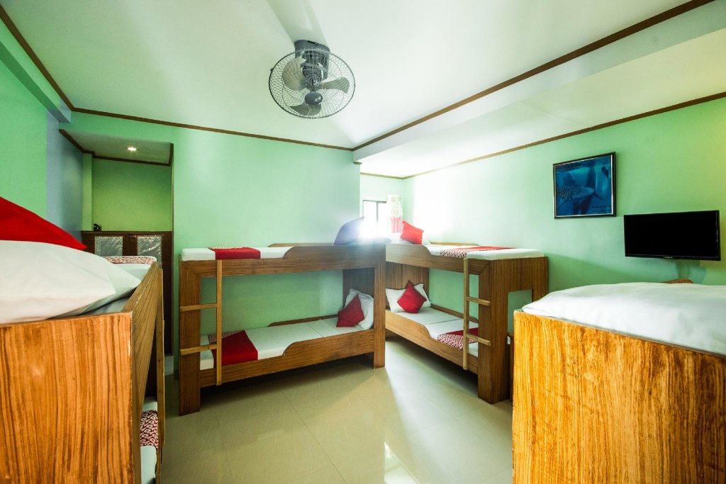 Cama en dormitorio compartido OYO 455 Casa Bonita Inn