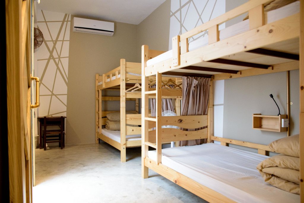 Кровать в общем номере 框框背包客棧 Kuang Kuang Hostel