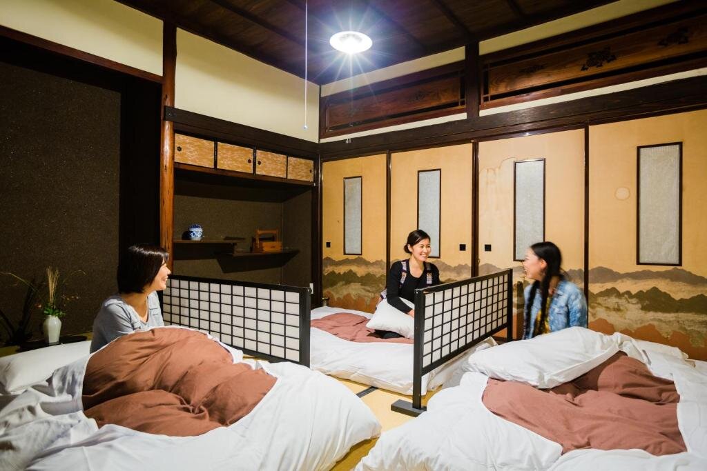 Кровать в общем номере (женский номер) Guest House Kura