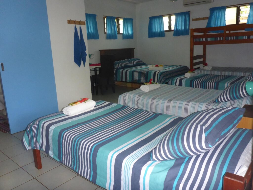 Кровать в общем номере Travellers Budget Motel