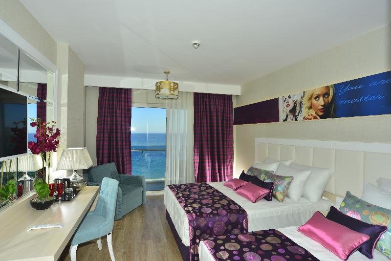 Двухместный номер Deluxe с балконом и с видом на море Azura Deluxe Resort & Spa