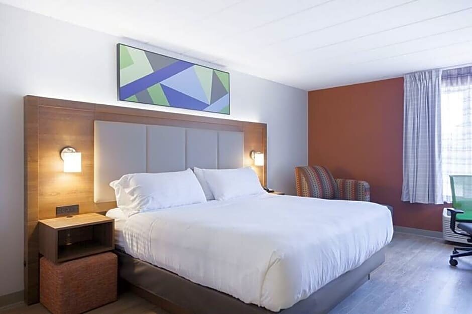 Двухместный номер Standard с балконом Holiday Inn Express & Suites Charlottetown, an IHG Hotel