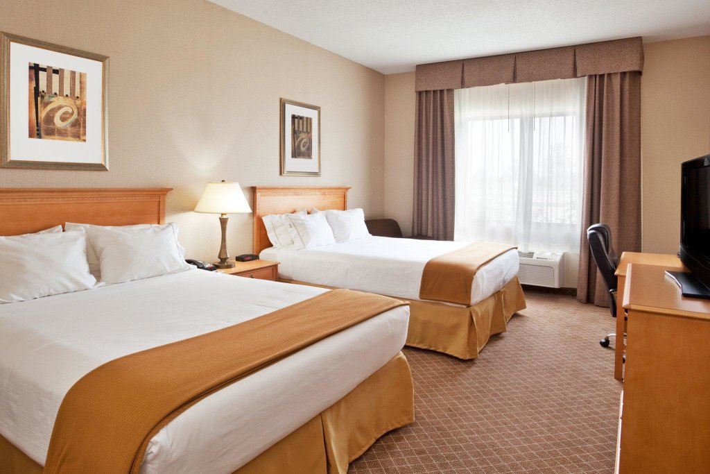 Четырёхместный номер Standard Holiday Inn Express Hotel & Suites Chesterfield - Selfridge Area, an IHG Hotel