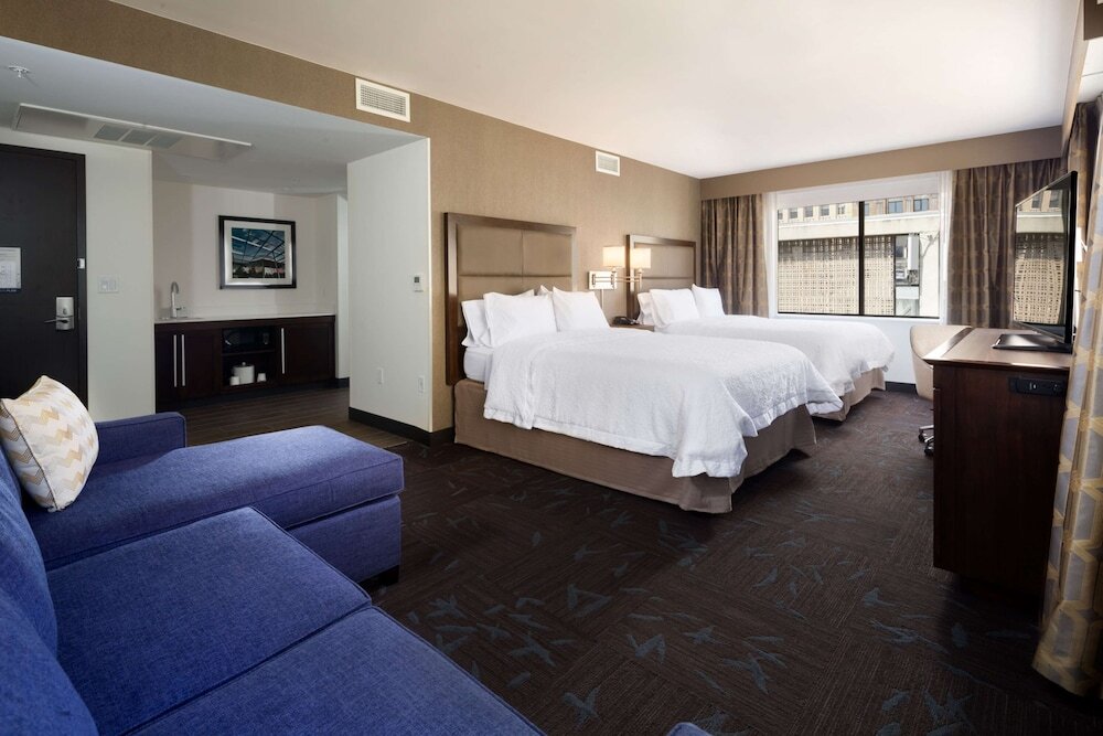 Четырёхместный люкс Hampton Inn & Suites Dallas Downtown