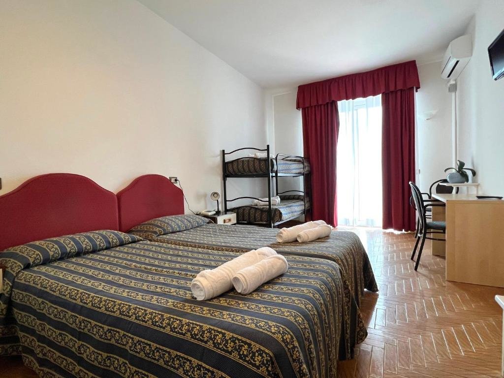 Standard Quadruple room with lake view Village Bazzanega - Montagnoli Group
