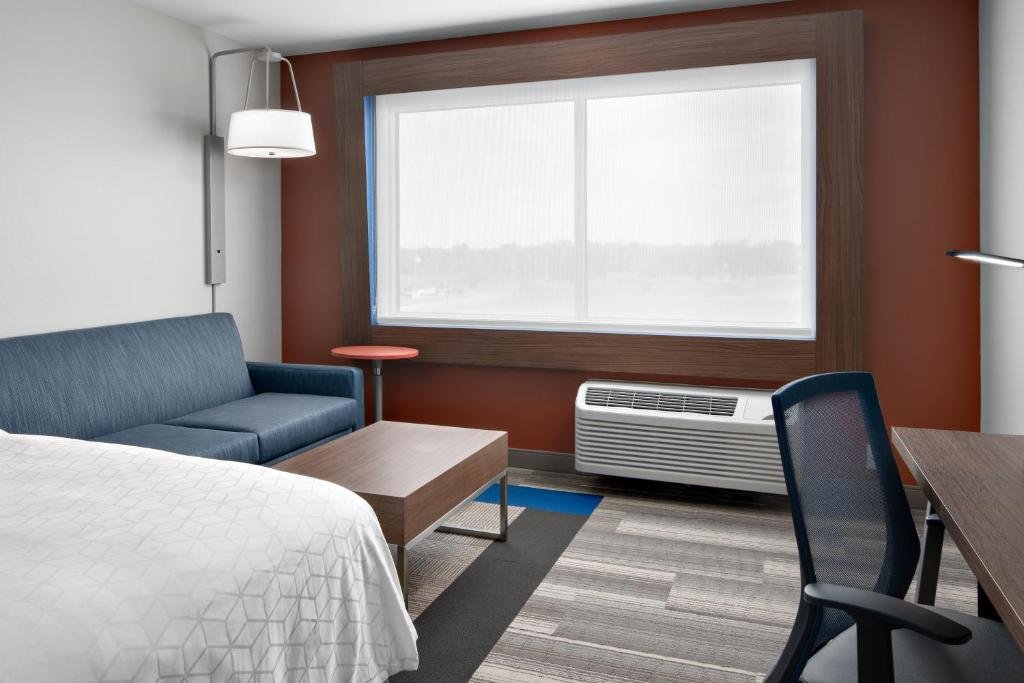 Standard Suite Holiday Inn Express & Suites Elkhorn - Lake Geneva Area, an IHG Hotel