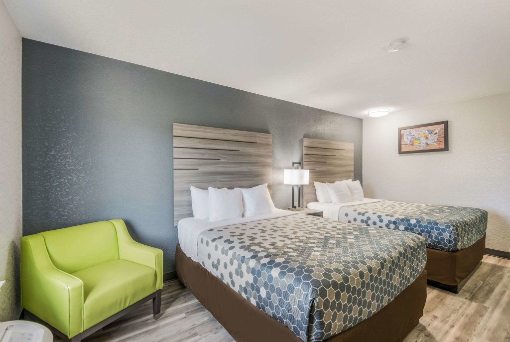 Четырёхместный номер Standard Econo Lodge Inn & Suites Des Moines - Merle Hay Rd