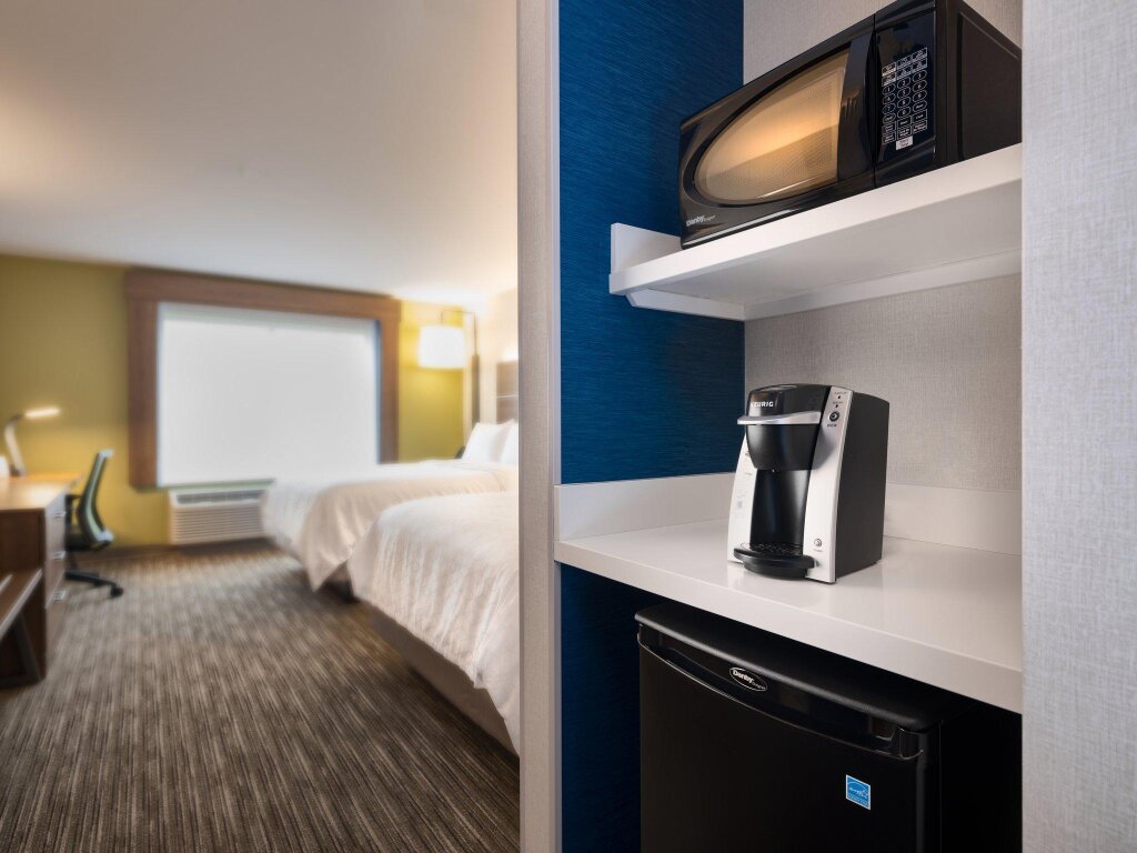 Standard Quadruple room Holiday Inn Express & Suites Salem North - Keizer, an IHG Hotel