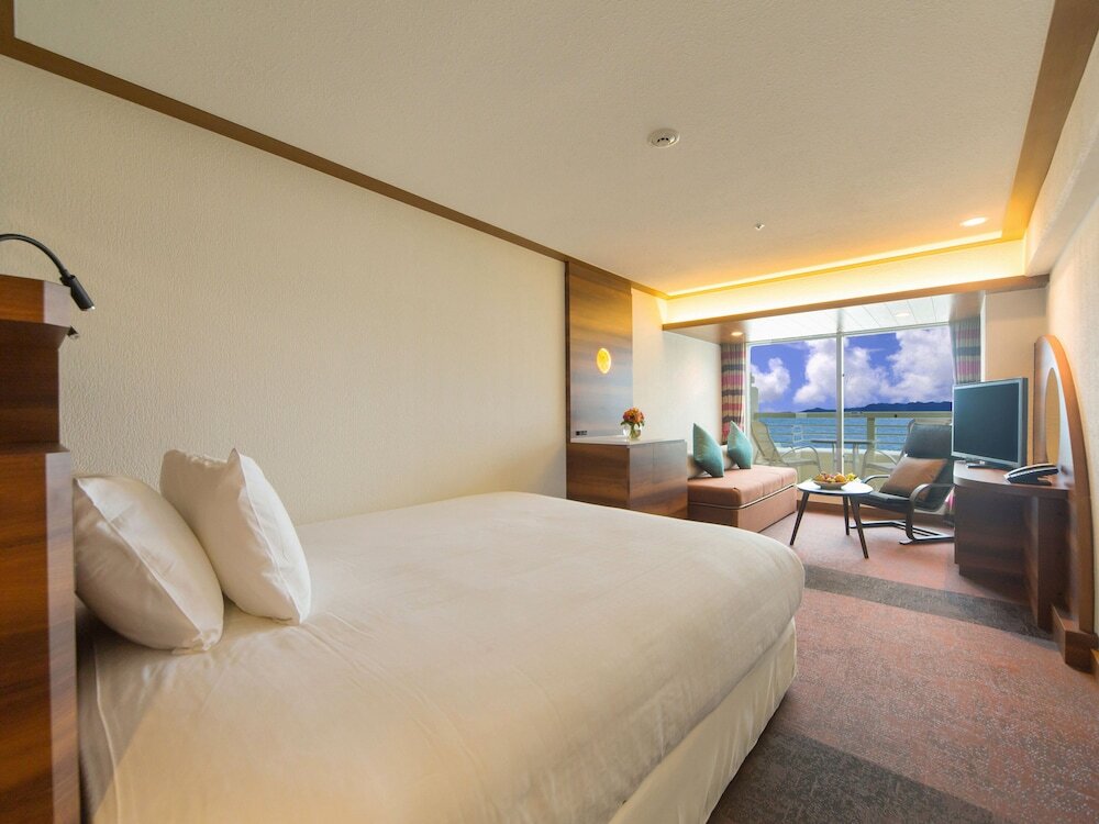 Camera doppia Standard con balcone e con vista sull'oceano Sheraton Okinawa Sunmarina Resort
