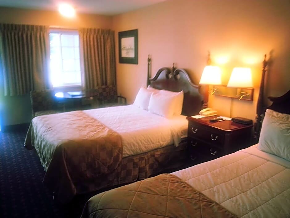 Standard Quadruple room with courtyard view Mackinaw City Clarion Hotel Beachfront