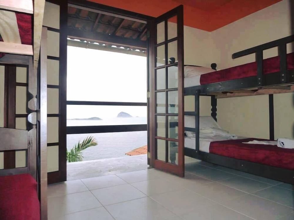 Кровать в общем номере с видом на океан Vidigal Varandas Hostel