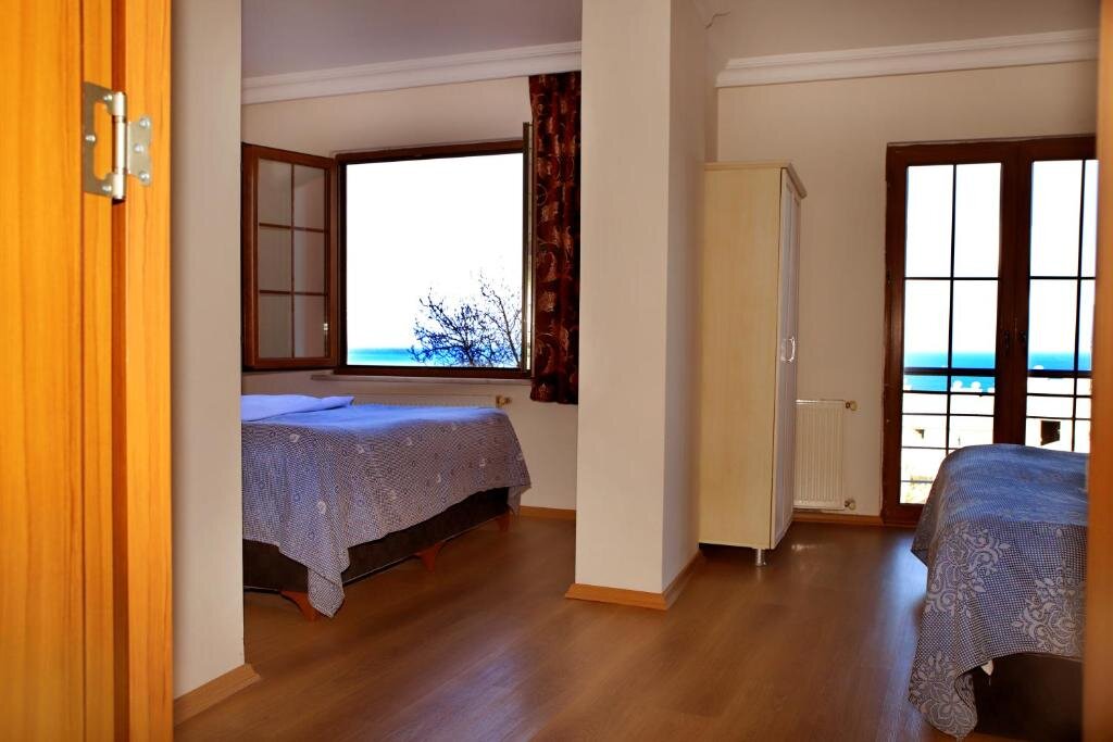 Четырёхместный номер Standard с видом на море Miletus Hotel