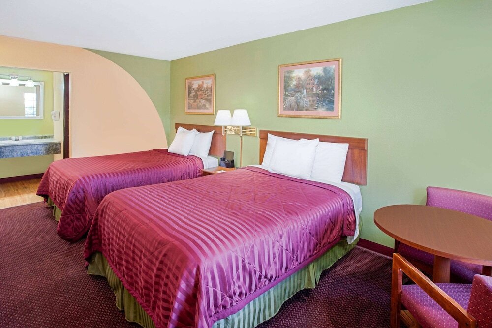 Standard Vierer Zimmer Days Inn & Suites by Wyndham Terre Haute