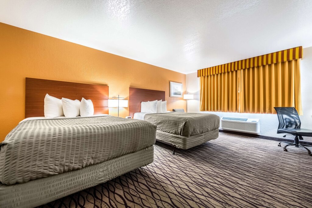 Четырёхместный номер Standard SureStay Hotel by Best Western Wenatchee