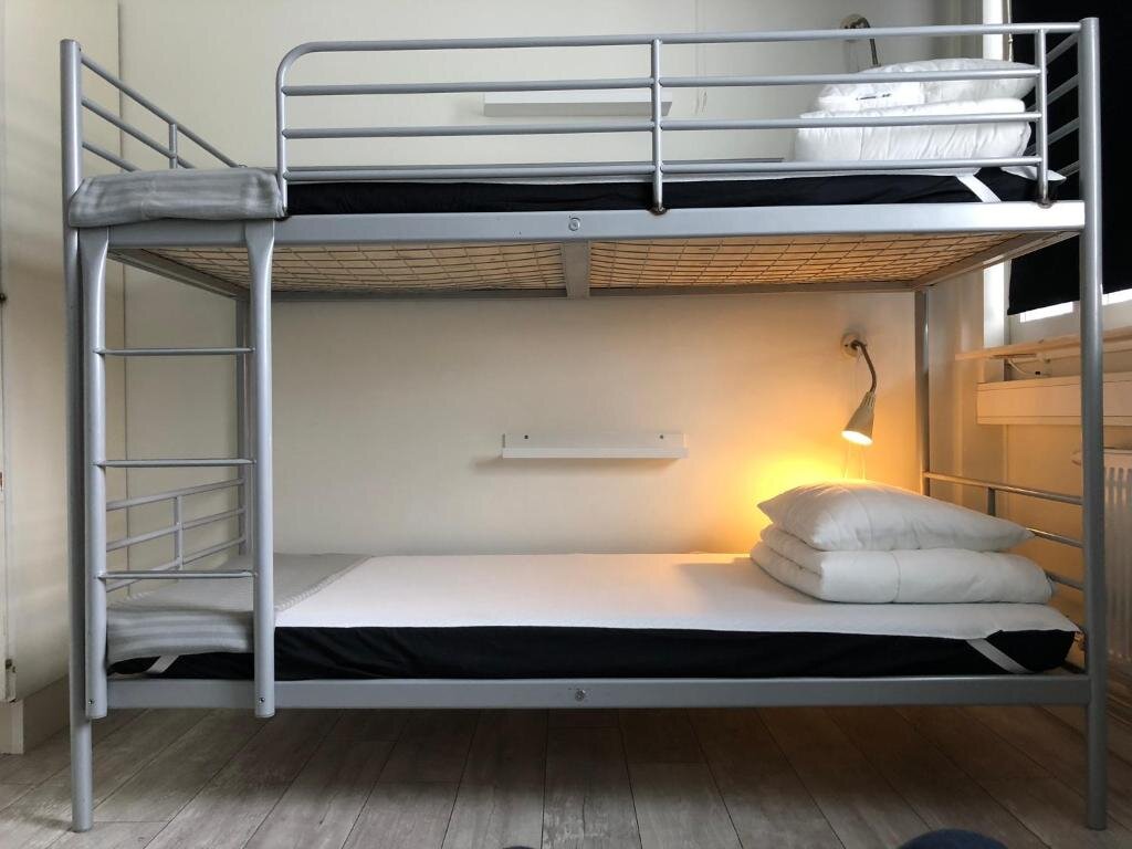 Кровать в общем номере Örebro City Hostel