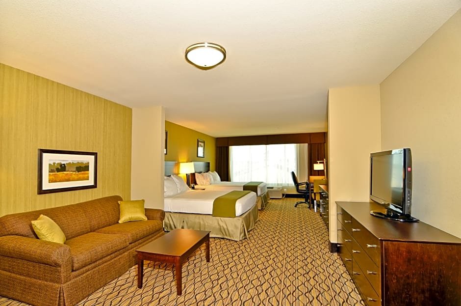 Четырёхместный люкс Executive Holiday Inn Express & Suites - Williston, an IHG Hotel