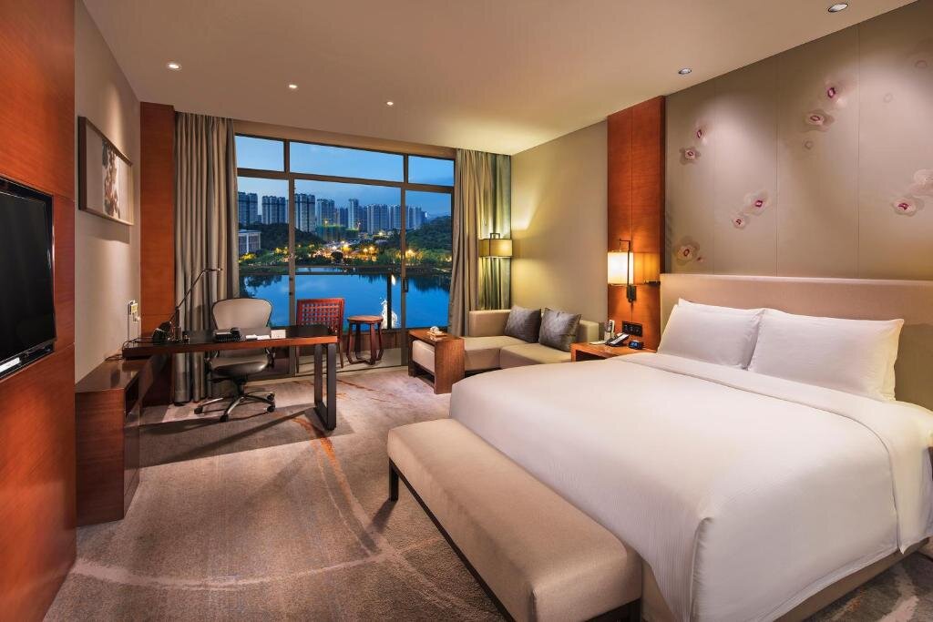 Двухместный номер Executive с видом на озеро DoubleTree by Hilton Hotel Guangzhou-Science City-Free Shuttle Bus to Canton Fair Complex and Dining Offer