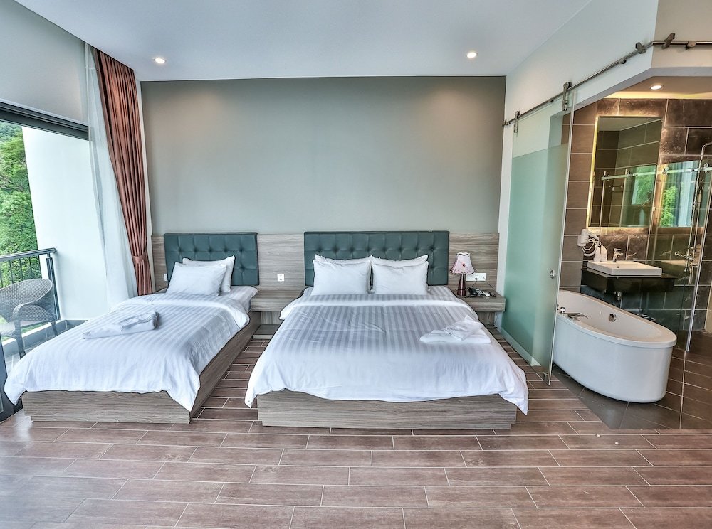 Семейный люкс с балконом Отель Kep Bay Hotel & Resort