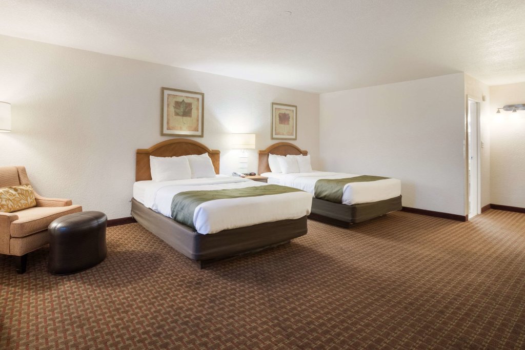 Четырёхместный номер Standard Quality Inn & Suites Lake Havasu City