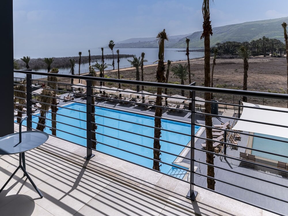 Номер Standard с балконом и с видом на бассейн Gomeh by Isrotel Design