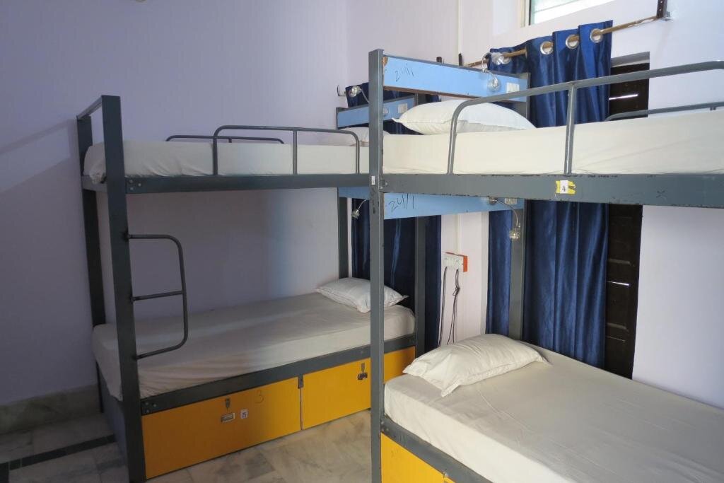 Кровать в общем номере (женский номер) Hotel Poonam Pushkar