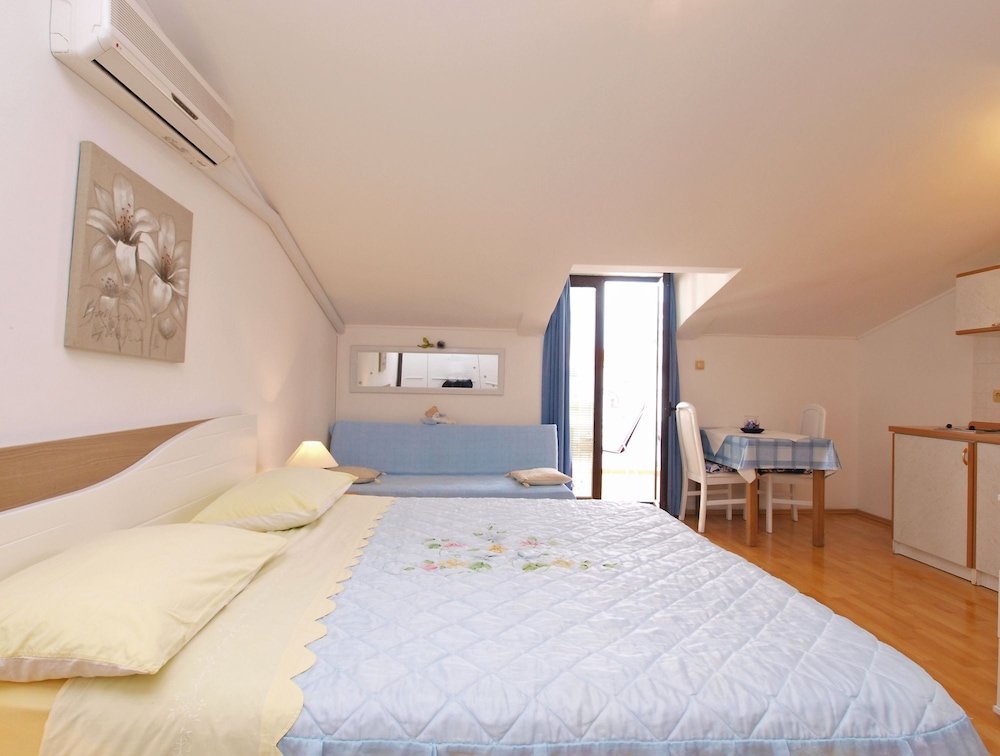 1 Bedroom Apartment with balcony Apartments Milan 1048
