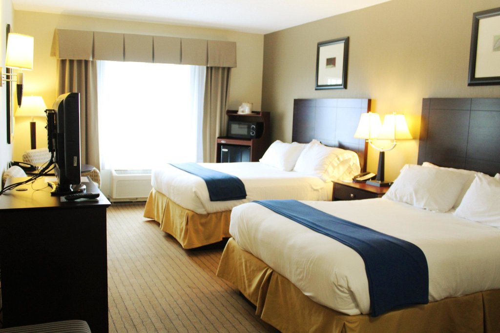 Четырёхместный номер Standard Holiday Inn Express Hotel & Suites Malone, an IHG Hotel