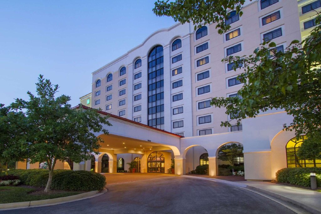Кровать в общем номере Embassy Suites Greenville Golf Resort & Conference Center