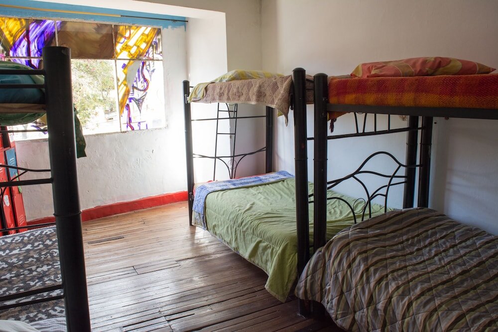 Кровать в общем номере Hostal Casa Locombia