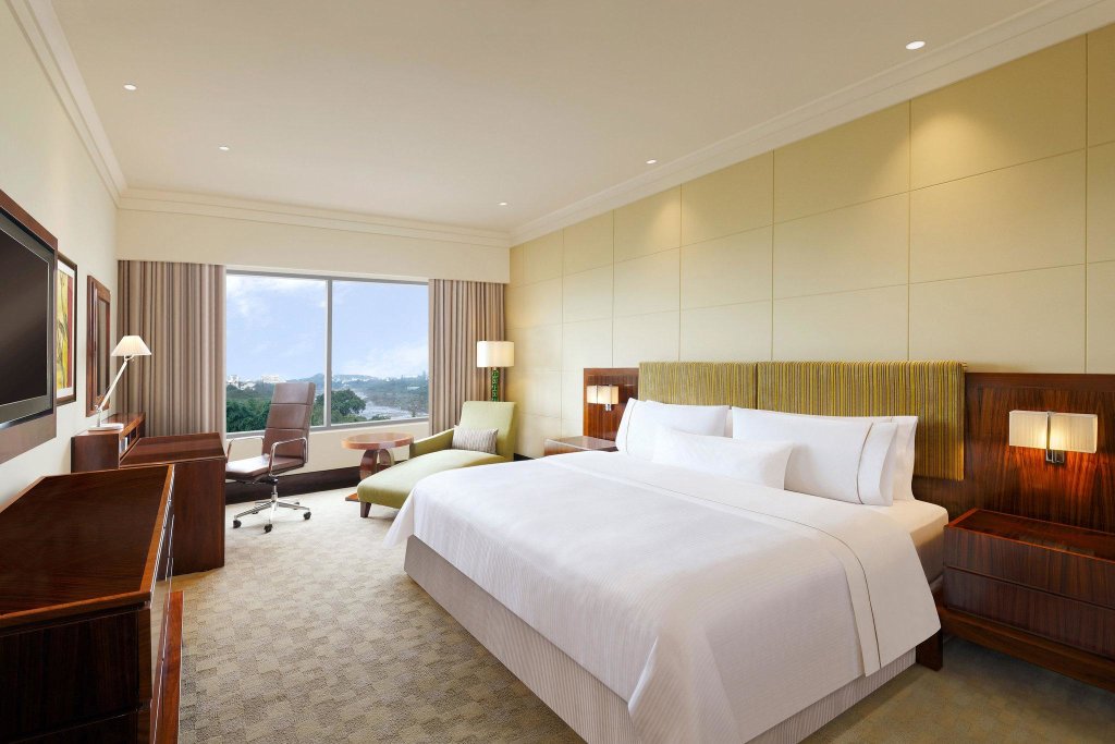 Deluxe Double room with city view The Westin Pune Koregaon Park