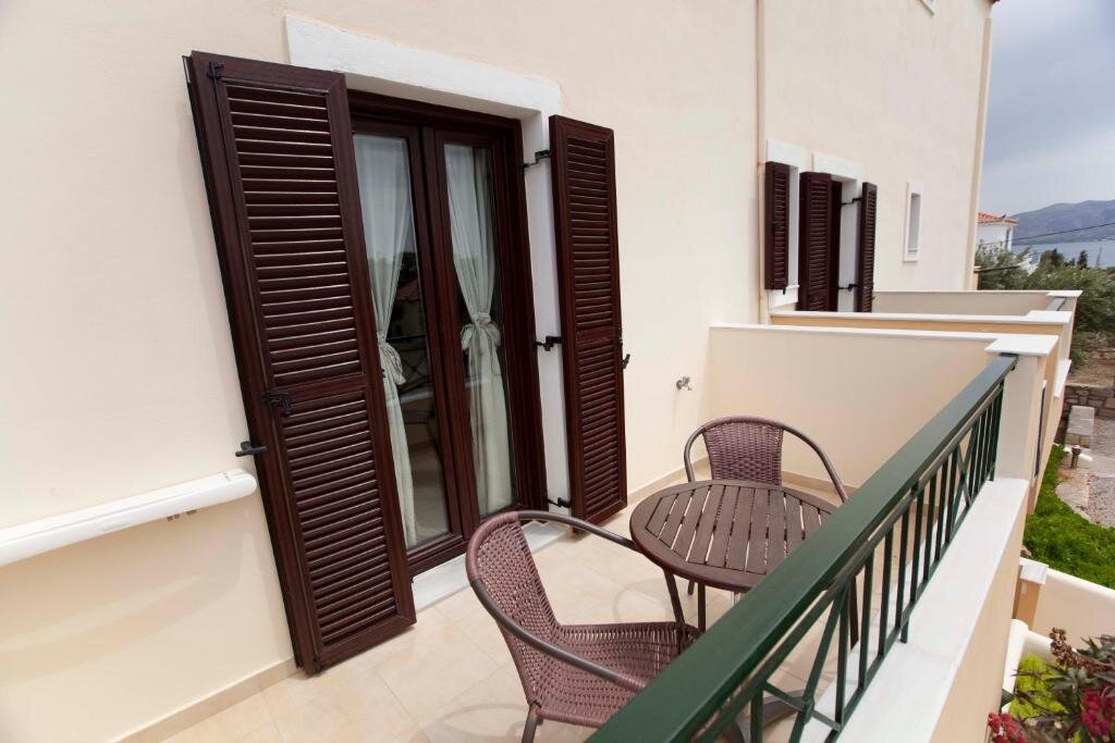 Standard Doppel Zimmer mit Balkon Berdoussis Hotel