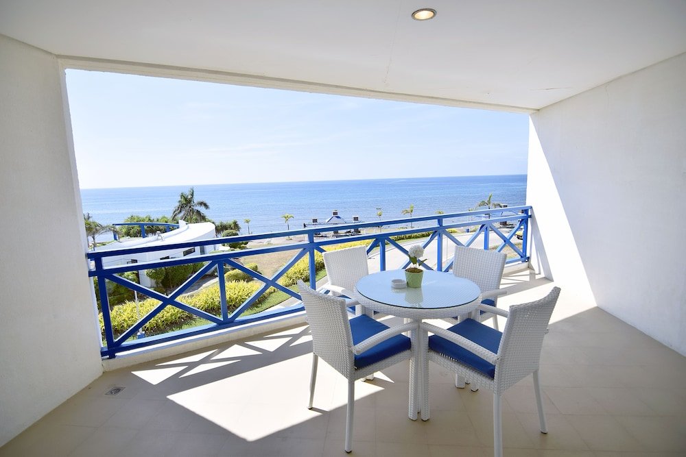Deluxe Suite with balcony Thunderbird Resorts - Poro Point
