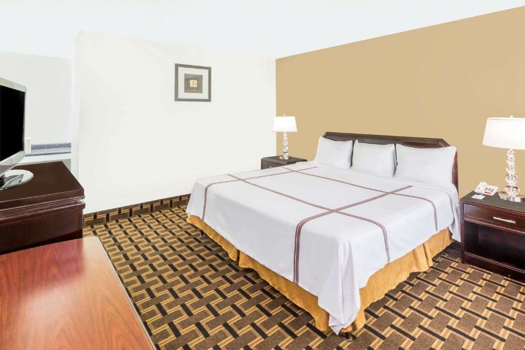 Suite Deluxe Travelodge by Wyndham Shreveport LA