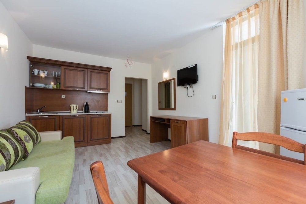 Appartamento Two Bedroom Apartment with Kitchen & Balcony