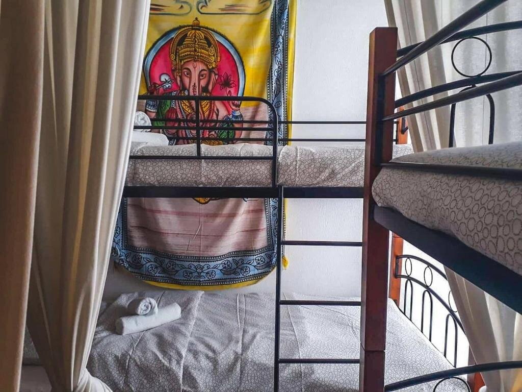 Кровать в общем номере (мужской номер) Urban Yoga House Hostel & Retreat