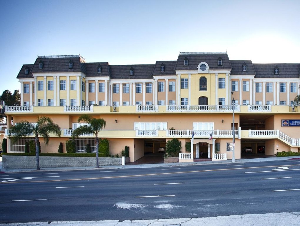 Кровать в общем номере BEST WESTERN PLUS San Pedro Hotel & Suites